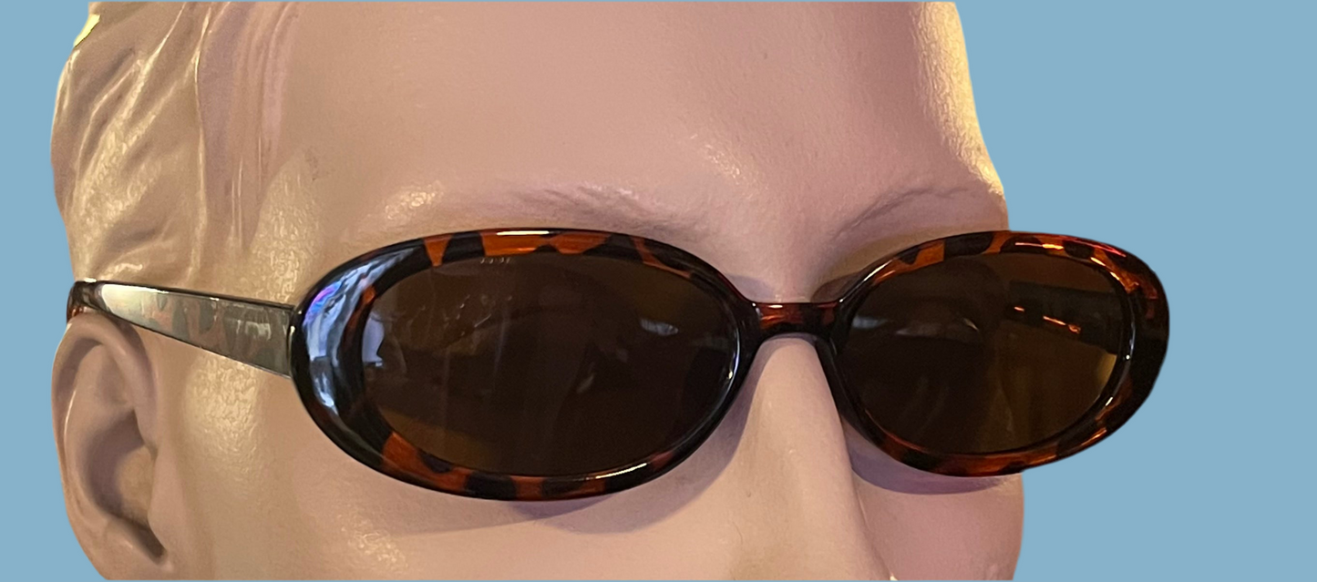 Slim Zuri style oval sunglasses