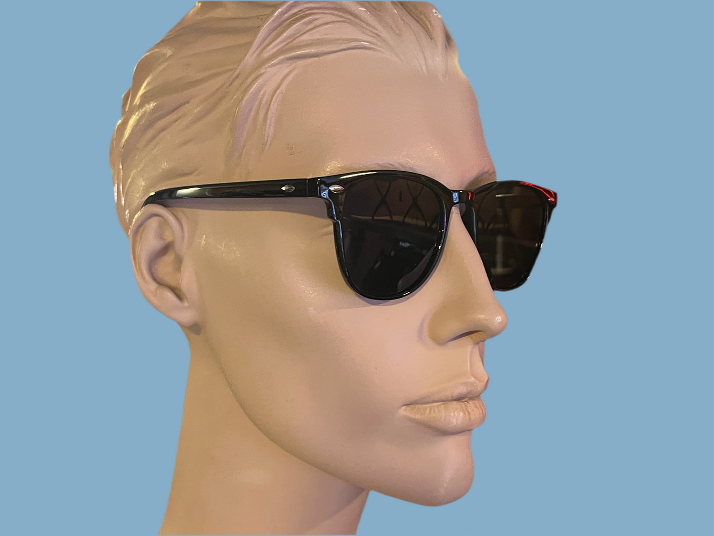 Wayfarer style sunglasses
