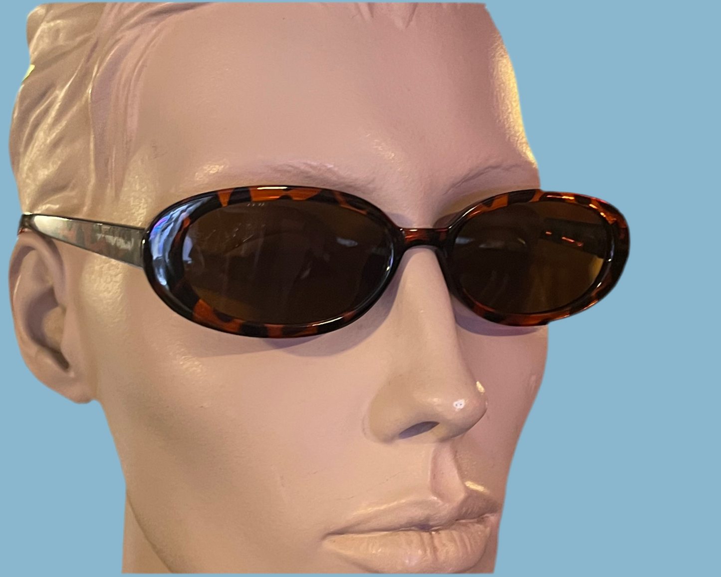 Slim Zuri style oval sunglasses